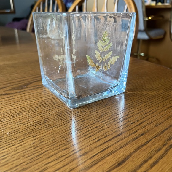 Clear Glass Vase with Fern Design - Picture 9 of 9